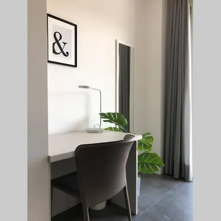 *central Lakeside Apt*swimming Pool & Free Parking * Peschiera del Garda